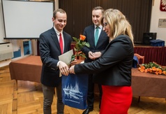 Burmistrz wręczył stypendia za wybitne osiągnięcia naukowe i sportowe uczniom oraz studentom z Gminy