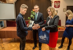 Burmistrz wręczył stypendia za wybitne osiągnięcia naukowe i sportowe uczniom oraz studentom z Gminy