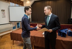 Burmistrz wręczył stypendia za wybitne osiągnięcia naukowe i sportowe uczniom oraz studentom z Gminy