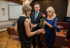 Burmistrz wręczył stypendia za wybitne osiągnięcia naukowe i sportowe uczniom oraz studentom z Gminy