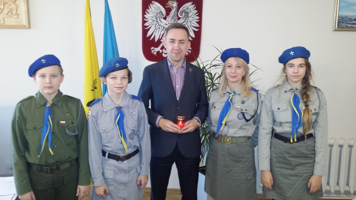 Harcerze przynieśli Burmistrzowi Betlejemskie Światełko Pokoju