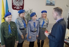 Harcerze przynieśli Burmistrzowi Betlejemskie Światełko Pokoju