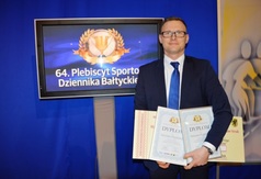 Trener MKS Władysławowo Sobiesław Przybylski w nagrodami (źródło: MKS Władysławowo)