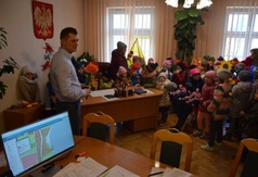 Dzieci ze Szkoły Podstawowej nr 2 przyszły do Urzędu obwieścić, że nastała wiosna