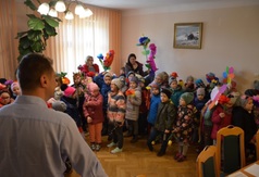 Dzieci ze Szkoły Podstawowej nr 2 przyszły do Urzędu obwieścić, że nastała wiosna