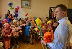 Dzieci ze Szkoły Podstawowej nr 2 przyszły do Urzędu obwieścić, że nastała wiosna