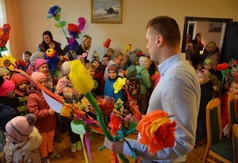 Dzieci ze Szkoły Podstawowej nr 2 przyszły do Urzędu obwieścić, że nastała wiosna