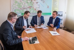 Podpisanie umowy ws. rekonstrukcji chaty kaszubskiej w Ostrowie
