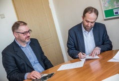 Podpisanie umowy ws. rekonstrukcji chaty kaszubskiej w Ostrowie