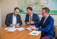 Podpisanie umowy ws. rekonstrukcji chaty kaszubskiej w Ostrowie