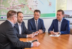 Podpisanie umowy ws. rekonstrukcji chaty kaszubskiej w Ostrowie