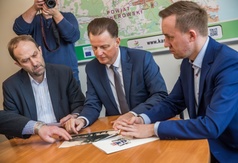 Podpisanie umowy ws. rekonstrukcji chaty kaszubskiej w Ostrowie