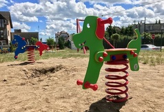Nowe elementy na miejskich placach zabaw