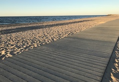 Kładka na plaży we Władysławowie podczas zachodu słońca