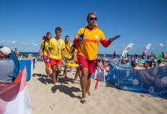 Ćwiczenia ratowników przy wykorzystaniu korytarzy bezpieczeństwa na plaży we Władysławowie