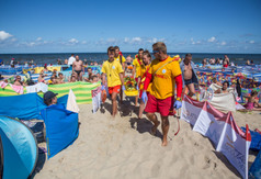 Ćwiczenia ratowników przy wykorzystaniu korytarzy bezpieczeństwa na plaży we Władysławowie