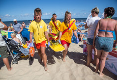 Ćwiczenia ratowników przy wykorzystaniu korytarzy bezpieczeństwa na plaży we Władysławowie
