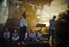 Występ wokalistów Kaszubski Idol Live na festynie rodzinnym w Chłapowie