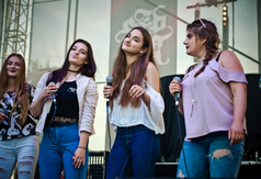 Występ wokalistów Kaszubski Idol Live na festynie rodzinnym w Chłapowie