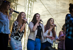 Występ wokalistów Kaszubski Idol Live na festynie rodzinnym w Chłapowie