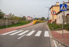 Nowy chodnik, pochylnia i dojście do przejścia kolejowego przy ul. Hryniewieckiego we Władysławowie