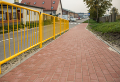 Nowy chodnik, pochylnia i dojście do przejścia kolejowego przy ul. Hryniewieckiego we Władysławowie