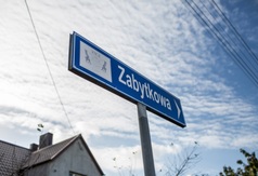 Zabytkowa w Ostrowie z nowym chodnikiem