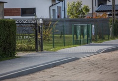Zabytkowa w Ostrowie z nowym chodnikiem
