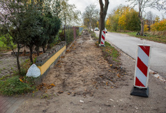 Rozpoczęła się budowa chodnika i oświetlenia przy Drodze Chłapowskiej we Władysławowie - 25 paździer