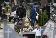 Uczniowie Zespołu Szkół nr 1 we Władysławowie sprzątali cmentarz