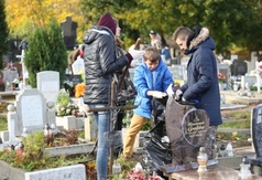 Uczniowie Zespołu Szkół nr 1 we Władysławowie sprzątali cmentarz