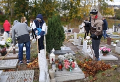 Uczniowie Zespołu Szkół nr 1 we Władysławowie sprzątali cmentarz