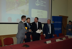 Podpisanie umowy o dofinansowanie projektu budowy ścieżek rowerowych (źródło: pomorskie.eu)