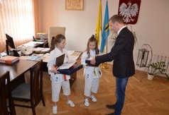 Dziewczynki z klubu karate odwiedziły Burmistrza