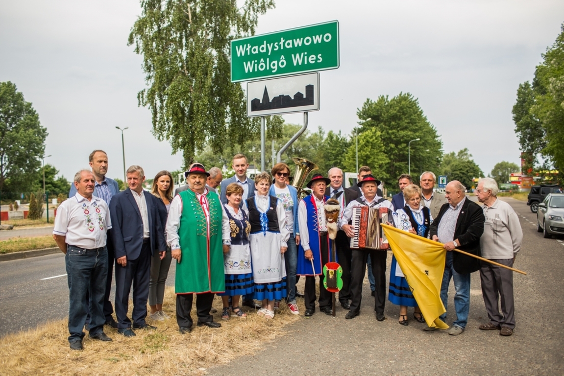 Tablice z kaszubskimi nazwami miejscowości stanęły na terenie gminy (link otworzy duże zdjęcie)