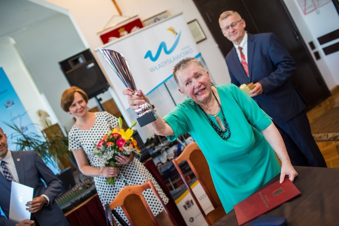 Teresa Kożuchowska-Burbulis z nagrodą Zwyczajny-Niezwyczajny Senior