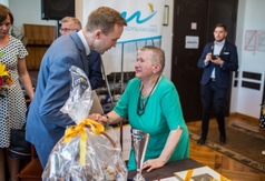 Teresa Kożuchowska-Burbulis z nagrodą Zwyczajny-Niezwyczajny Senior