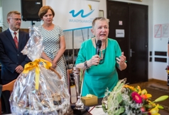 Teresa Kożuchowska-Burbulis z nagrodą Zwyczajny-Niezwyczajny Senior