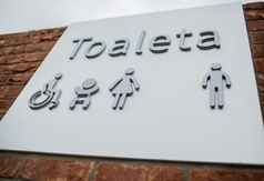 Nowoczesna toaleta i elementy małej architektury w Karwi