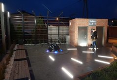 Nowoczesna toaleta i elementy małej architektury w Karwi