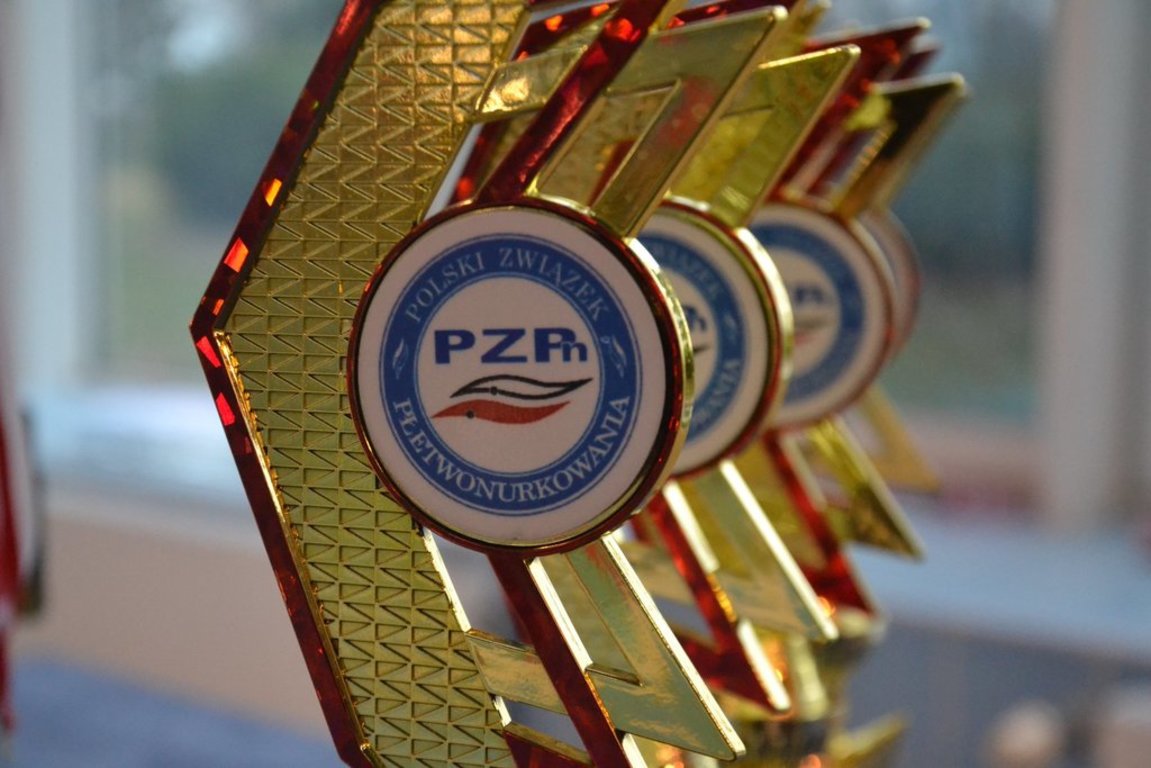 Władysławowskie Delfiny z workiem medali podczas finału klubowego PP w pływaniu w płetwach (fot. Hel