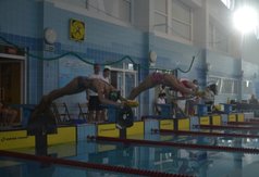 Władysławowskie Delfiny z workiem medali podczas finału klubowego PP w pływaniu w płetwach (fot. Hel