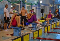 Władysławowskie Delfiny z workiem medali podczas finału klubowego PP w pływaniu w płetwach (fot. Hel