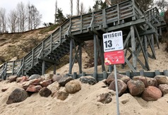 Remont schodów i balustrady na zejściu na plażę nr 13 (fot. Konrad Kędzior)