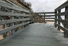 Remont schodów i balustrady na zejściu na plażę nr 13 (fot. Konrad Kędzior)