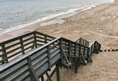 Remont schodów i balustrady na zejściu na plażę nr 13 (fot. Konrad Kędzior)