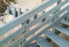 Remont schodów i balustrady na zejściu na plażę nr 13