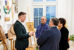Otwarcie wystawy prac snycerskich Zdzisława Szczygielskiego - zdjęcia 15
