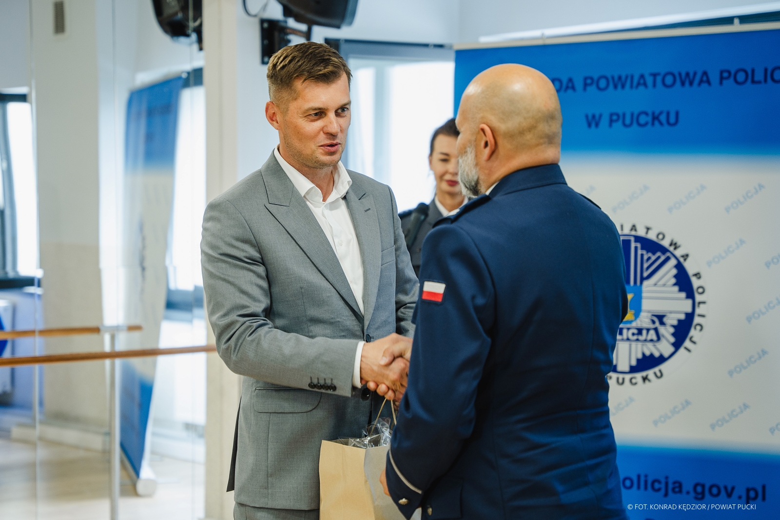 Zastępca Burmistrza Władysławowa Kamil Pach gratuluję policjantowi na uroczystości Święta Policji w