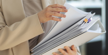 kobieta z dokumentami